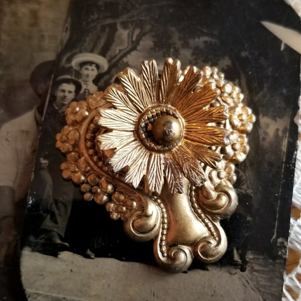 Relisted - Vintage ornate dress clip gold tone - Picture 2 of 7